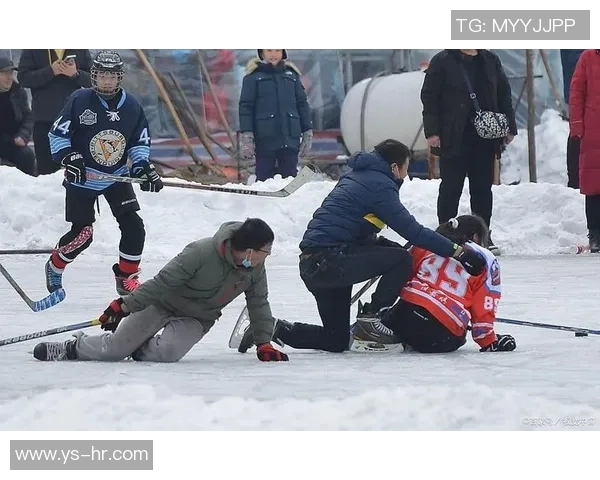 在白雪皑皑的冬季赛场上体验雪地杯足球的激情与乐趣 在白雪皑皑的冬季赛场上体验雪地杯足球的激情与乐趣